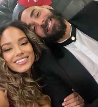 Gala Quả bóng vàng 2022 diễn ra rạng sáng 18/10 theo giờ Việt Nam. Đây là sự kiện xuất hiện nhiều danh thủ nổi tiếng, trong đó, đáng chú ý là Karim Benzema. Vợ hợp pháp và bạn gái hiện tại của Benzema đều có mặt để chứng kiến khoảnh khắc đáng nhớ khi anh nhận giải thưởng cá nhân danh giá từ France Football. Karim Benzema (34 tuổi) là cầu thủ lớn tuổi nhất giành giải Quả bóng vàng, kể từ năm 1956 đến nay.