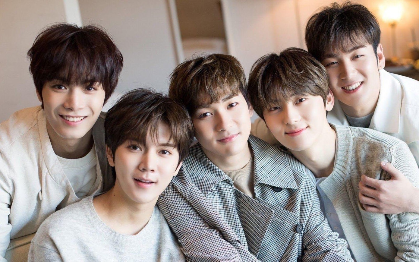 NU&apos;EST ra mắt vào ngày 15/3/2012, tan rã vào ngày 14/4. Đây là thời điểm kết thúc hợp đồng 10 năm của họ. Ren , Aron và JR quyết định rời công ty thay vì ký lại trong khi Baekho và Minhyun ở lại với Pledis Entertainment.