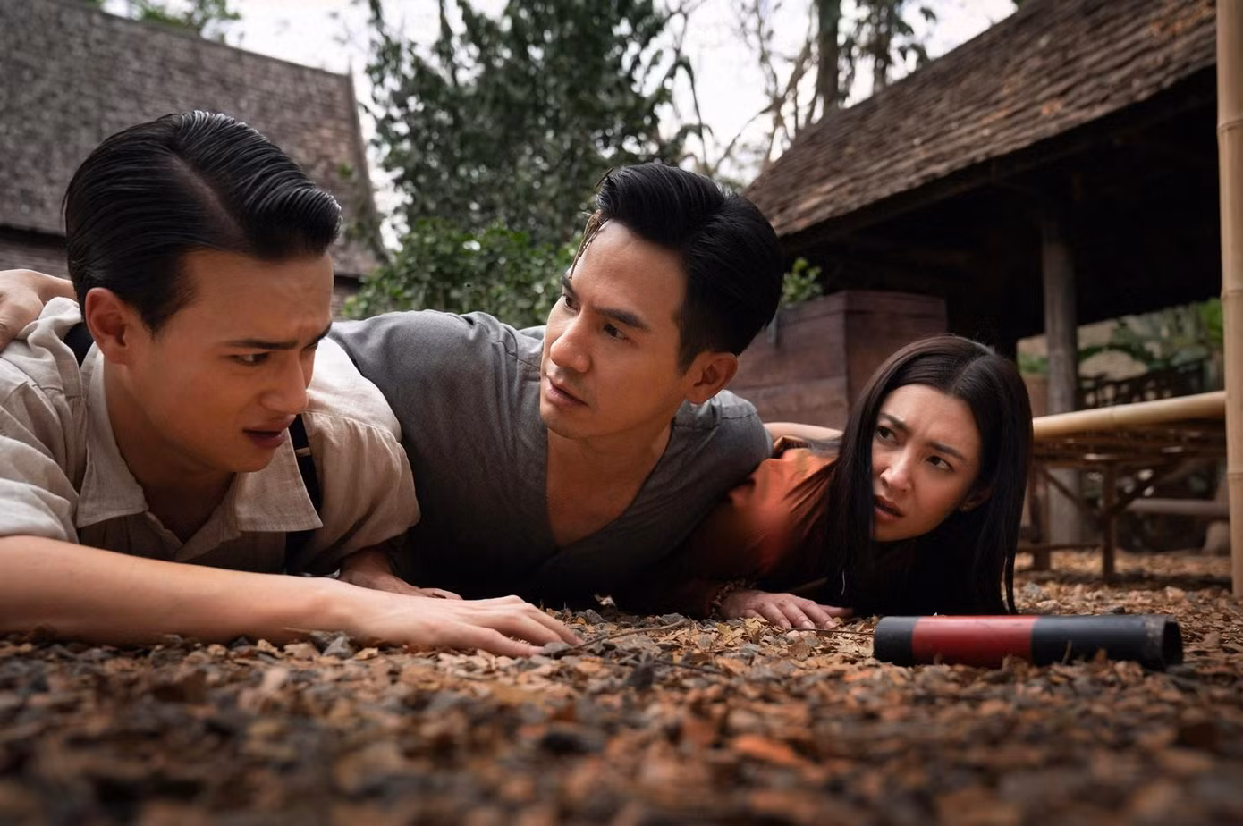 Kịch bản lồng ghép nhiều yếu tố để làm mới chuyện tình hai nhân vật chính so với bản gốc.