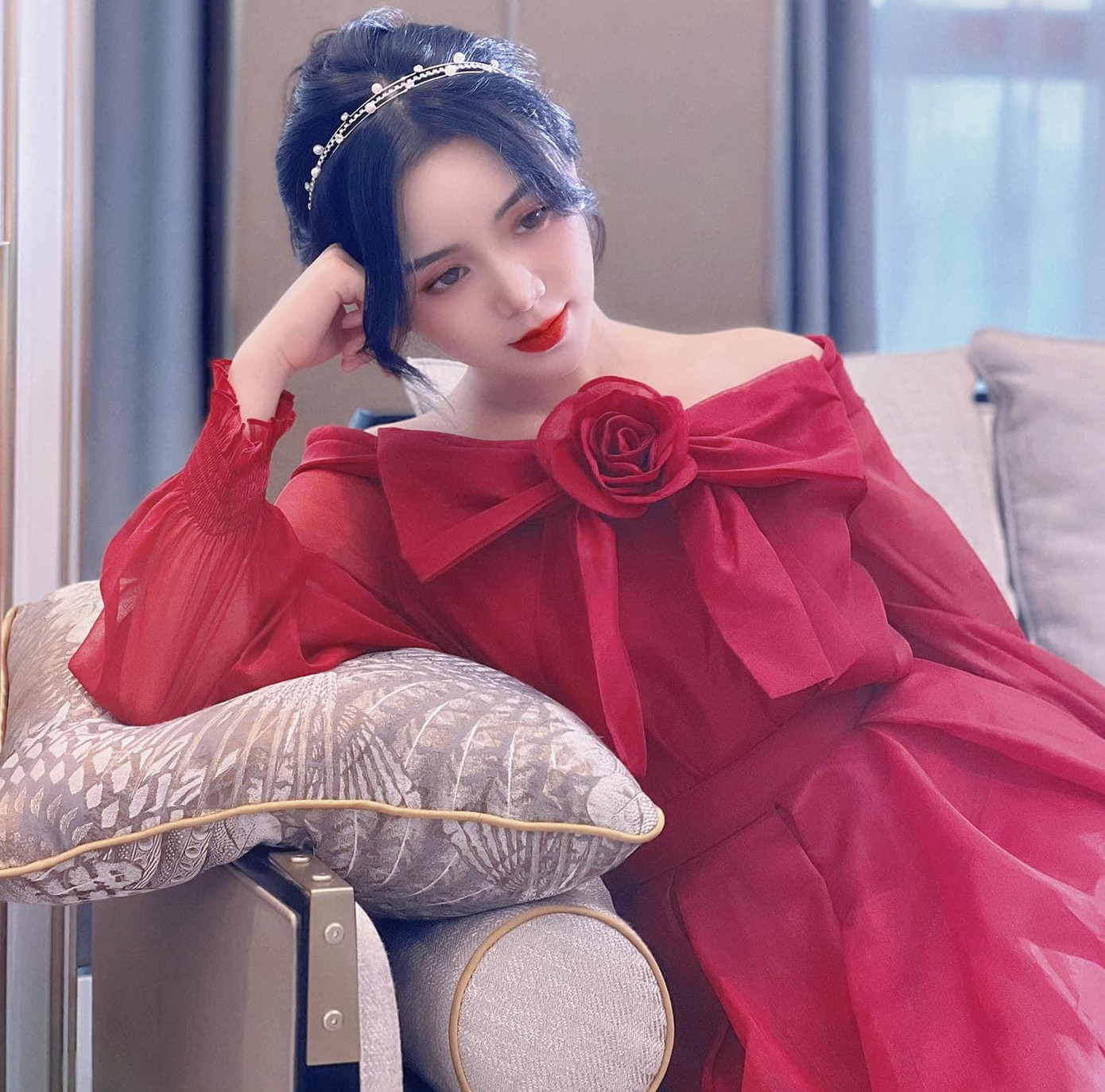 Quỳnh Kool (Quỳnh Nguyễn) là nữ diễn viên có ngoại hình sáng, ăn hình. Cô thường đảm nhận những vai diễn tiểu thư. Mới nhất, Quỳnh Kool vào vai Sơn Ca trong Gara hạnh phúc. Đây được coi là vai diễn bước ngoặt của nữ diễn viên. Khác với những vai diễn tiểu thư trước đây, Sơn Ca là cô gái cá tính, hầm hố. Để vào vai này, Quỳnh Kool đã cắt mái tóc dài để phù hợp với tạo hình.