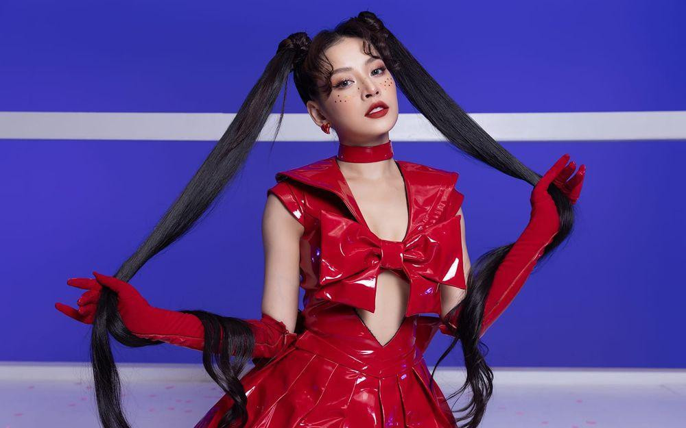 Hình ảnh Chi Pu trong MV Sashimi.