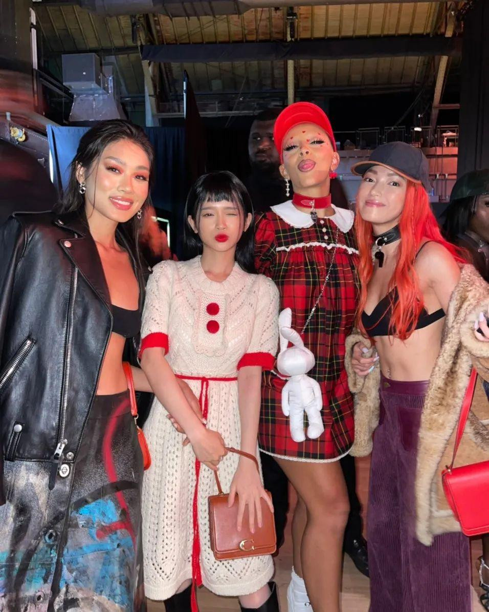 Hồi giữa tháng 9, khi tham dự New York Fashion Week 2022, Châu Bùi, Thảo Nhi Lê và Linh Ka có dịp gặp gỡ Doja Cat.