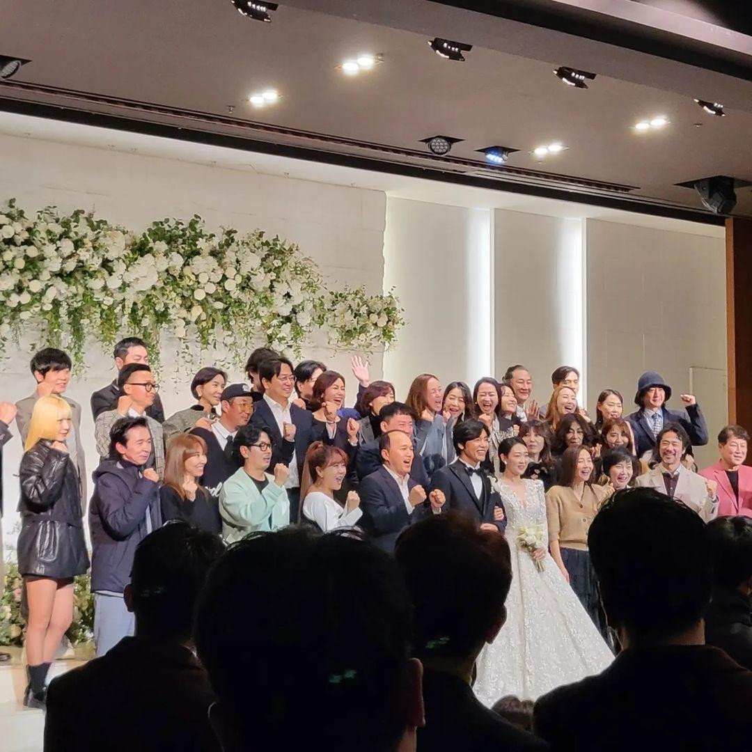 Tham dự tiệc cưới của Choi Seong Guk có nhiều diễn viên nổi tiếng, trong đó điển hình là diễn viên hài Kim Kwang Kyu.