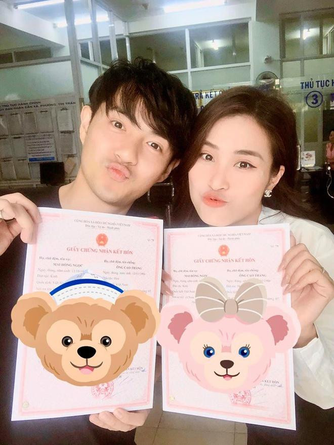 Đông Nhi, Ông Cao Thắng là cặp sao có nhiều bức ảnh dẫn đầu trào lưu. Một trong số đó là tấm hình Ông Cao Thắng cầu hôn Đông Nhi. Ngoài ra, vợ chồng nữ ca sĩ cũng là cặp sao thuộc nhóm "những nghệ sĩ thích khoe giấy đăng ký kết hôn".