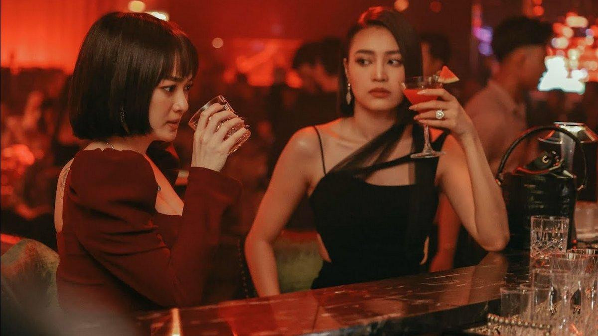 Ninh Dương Lan Ngọc (phải) và Kaity Nguyễn trong phim Cô gái từ quá khứ.