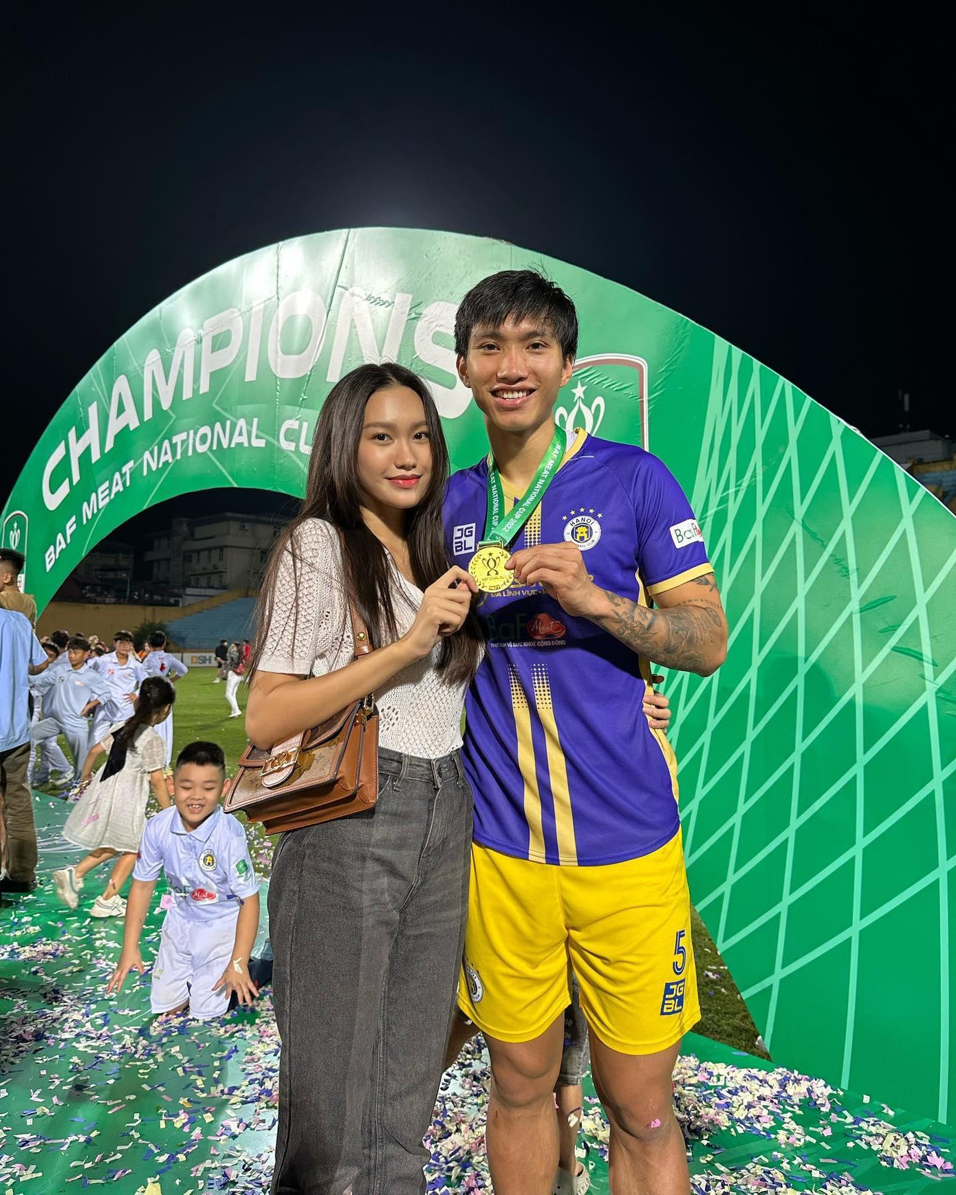 Giữa tháng 8, cầu thủ Đoàn Văn Hậu và top 10 Hoa hậu Việt Nam 2020 Doãn Hải My công khai chuyện tình cảm. Trước đó, cầu thủ và bạn gái nhiều lần xuất hiện chung ở sự kiện. Tuy nhiên, khi đó cả hai không xác nhận mà chỉ úp mở về nửa kia.