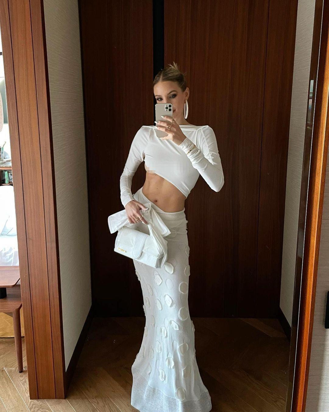 Leonie Hanne là fashionista quen mặt ở các show diễn thời trang. Góp mặt trong show của Jacquemus lần này, cô diện chiếc váy có phần cut out khoe vòng hai gợi cảm. Nhiều nhà mốt miêu tả Hanne là &quot;nữ hoàng show diễn&quot; bởi cô có sức hút lớn mỗi khi xuất hiện.