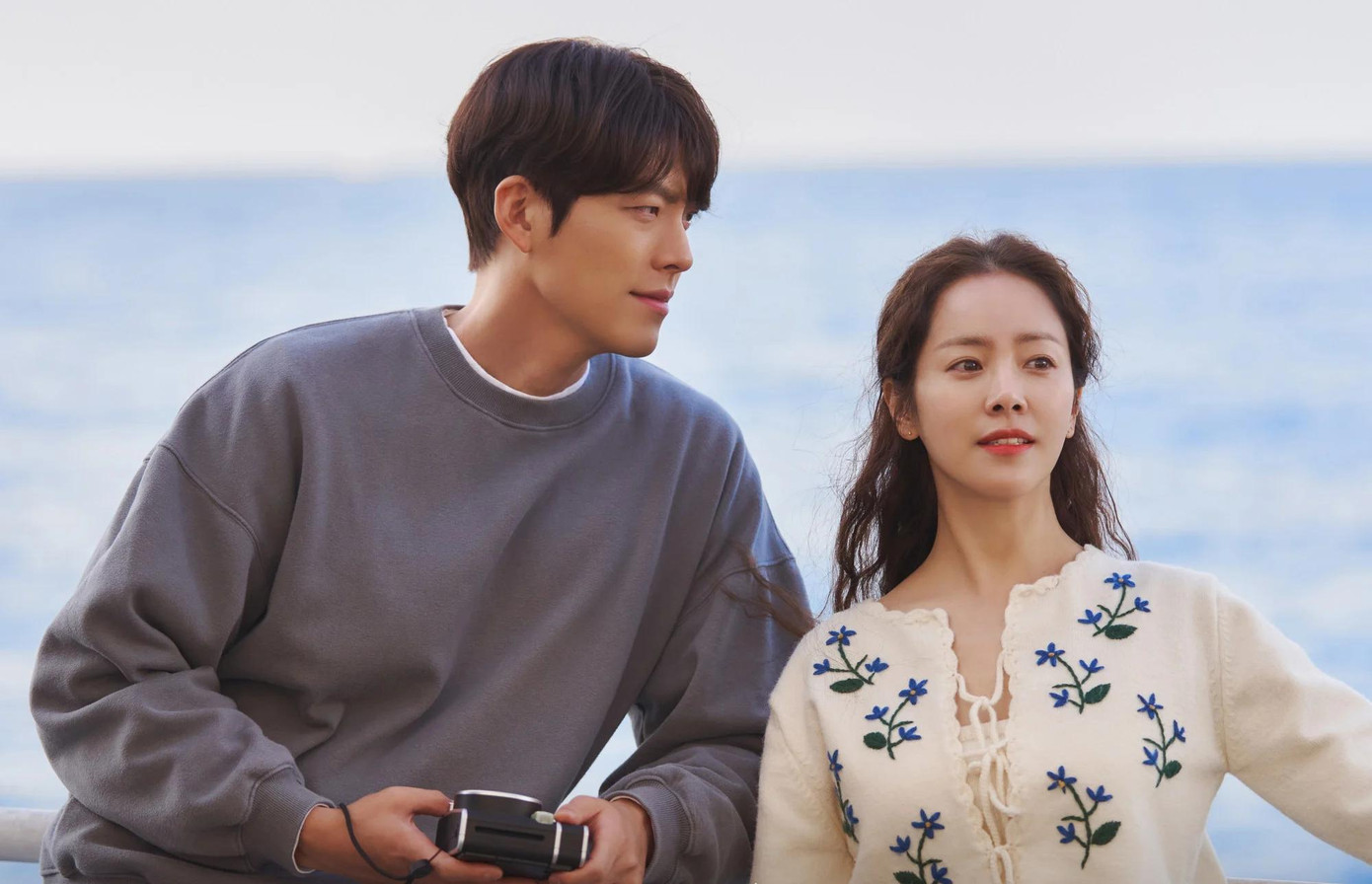 Kim Woo Bin và Han Ji Min đóng vai chính trong loạt phim Our Blues. Ảnh: TVN.