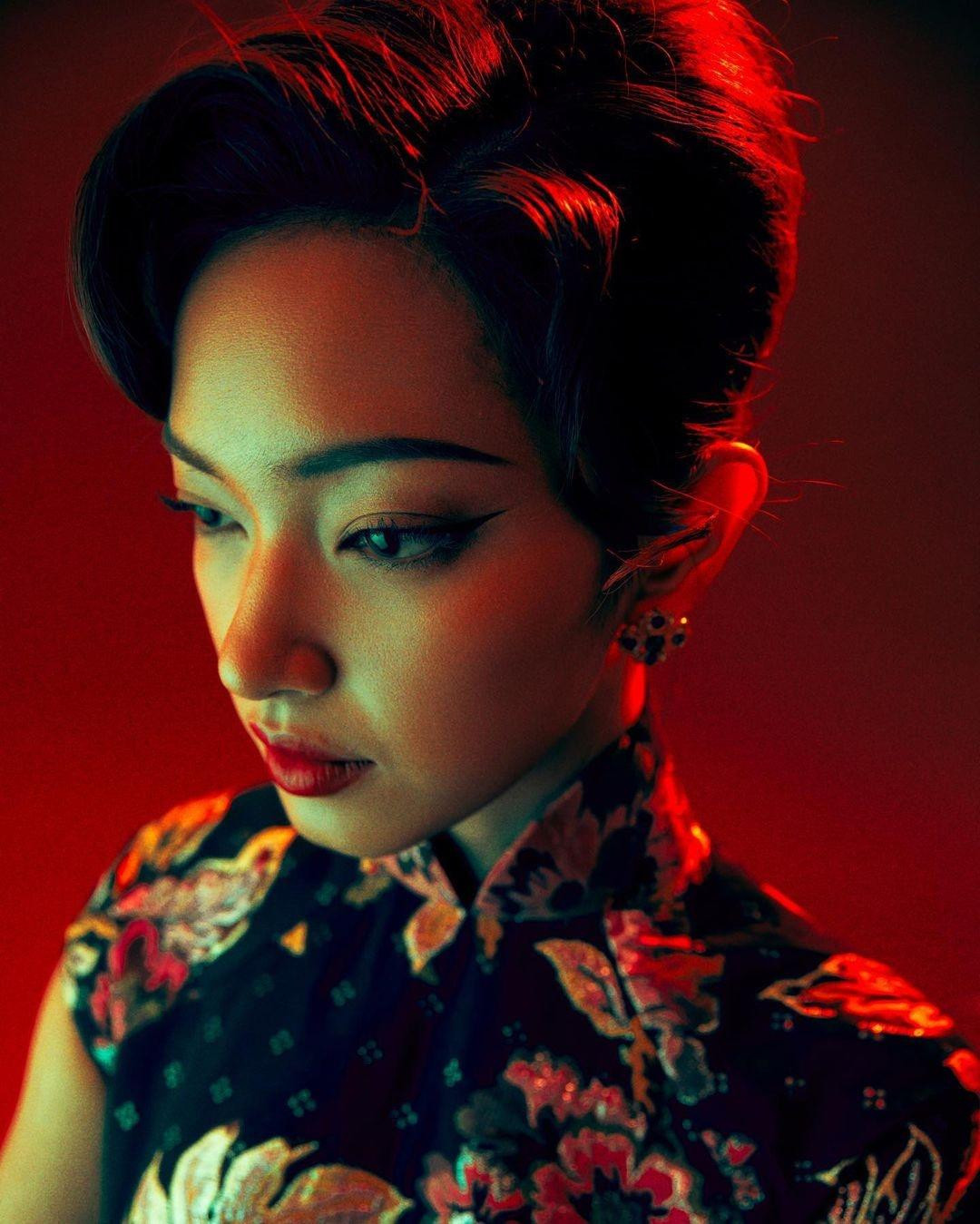 Tạo hình thứ hai của Châu Bùi là vai diễn Tô Lệ Trân do Trương Mạn Ngọc thủ vai trong In The Mood For Love (2000). Với màn hóa trang này, Châu Bùi cho hay ánh mắt là một trong những chi tiết khó thể hiện nhất bởi đây là điểm nói lên sự bình thản của người phụ nữ trong tuổi trưởng thành.