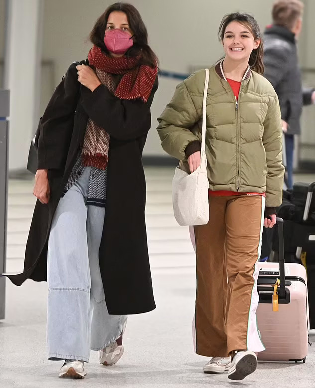 Suri Cruise rạng rỡ ở sân bay. Ảnh: Daily Mail.