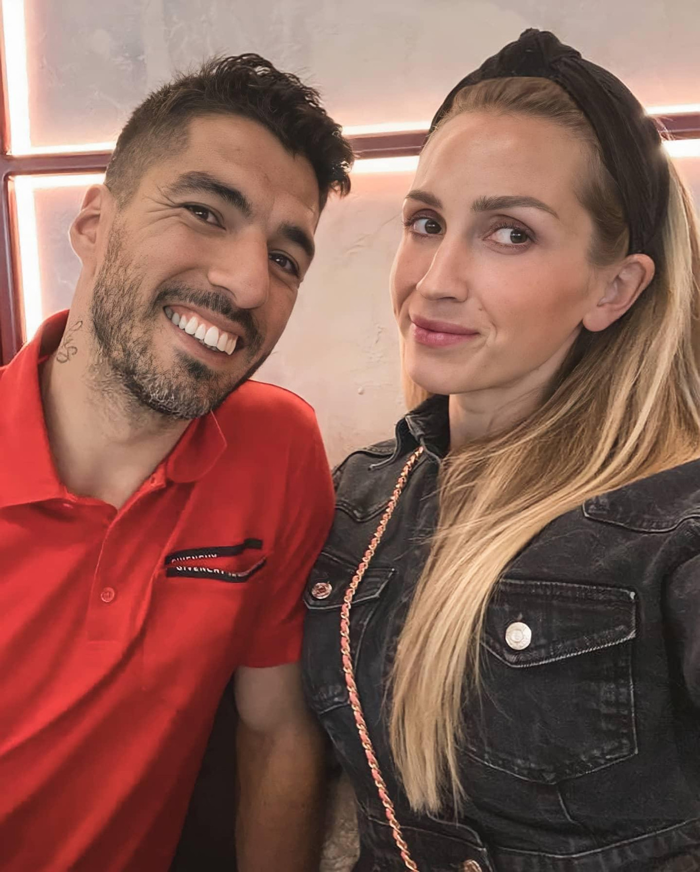 Cầu thủ Luis Suarez của Uruguay và vợ là Sofia Balbi có chuyện tình yêu đẹp nổi tiếng. Trước khi trở thành cầu thủ tuyển quốc gia, Suarez và vợ có tuổi thơ khó khăn về kinh tế. Cả hai từng là công nhân dọn vệ sinh đường phố. Sắp tới, Sofia Balbi có mặt ở Qatar để cổ vũ cho chồng.