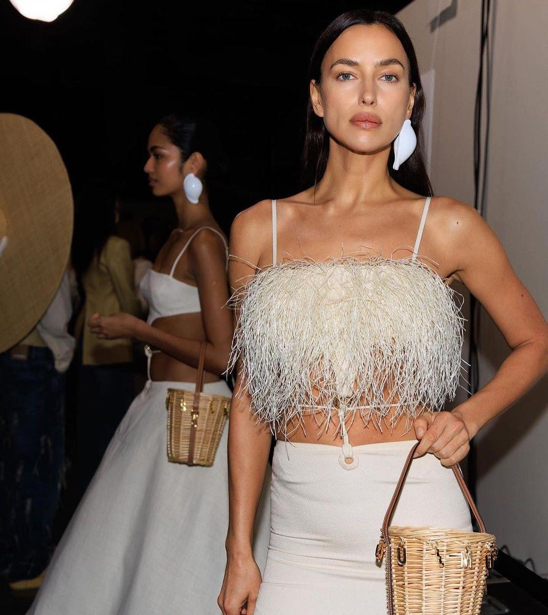 Irina Shayk là người mang làn gió mới tới với show diễn. Nữ siêu mẫu xuất hiện với vẻ ngoài cuốn hút trong bộ trang phục khoe vòng hai săn chắc. Như mọi lần, Irina Shayk được đánh giá nổi bật so với những nghệ sĩ khác khi cùng tham dự một sự kiện. Tuy nhiên, lần này, truyền thông cho rằng mọi sự chú ý đã đổ dồn về phía Jennie.