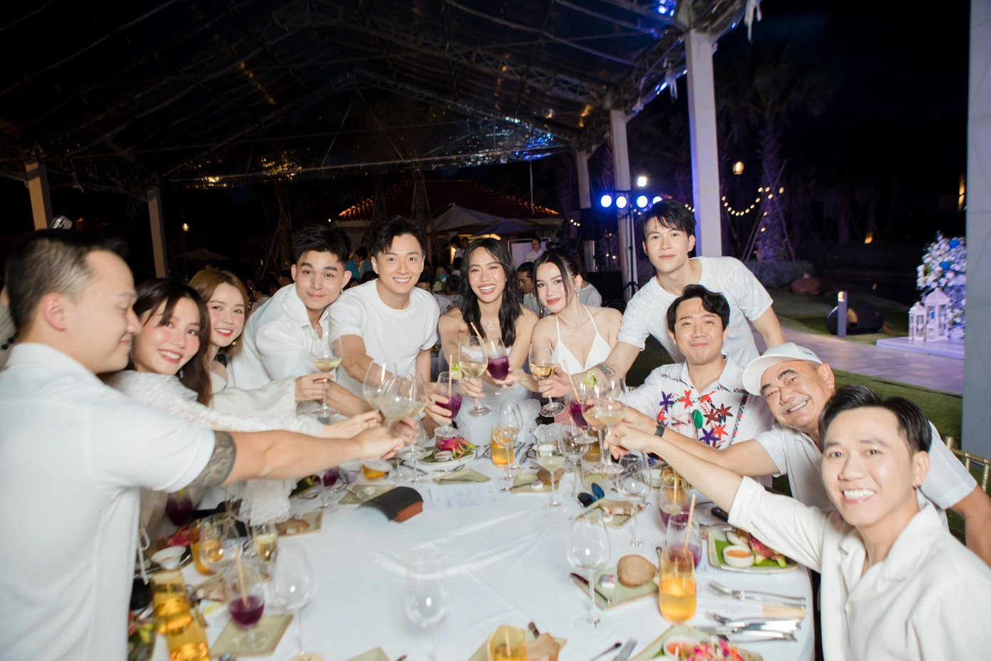 Trước ngày đám cưới diễn ra, Diệu Nhi viết tâm thư gửi lời xin lỗi tới những người quen mà cô không thể mời dự đám cưới. Nữ diễn viên cho biết cô trân trọng tất cả người đã ở bên, chứng kiến cô và Anh Tú trong suốt 7 năm qua. Trước ngày đám cưới diễn ra, Diệu Nhi viết tâm thư gửi lời xin lỗi tới những người quen mà cô không thể mời dự đám cưới. Nữ diễn viên cho biết cô trân trọng tất cả người đã ở bên, chứng kiến cô và Anh Tú trong suốt 7 năm qua.