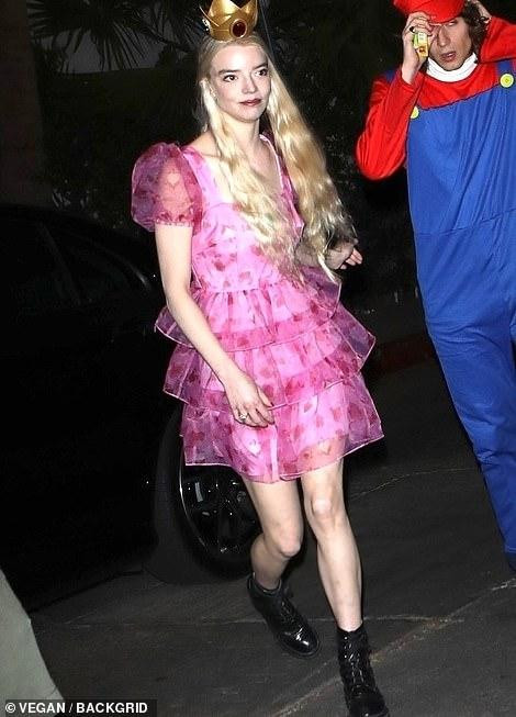 Anya Taylor-Joy hóa thân thành công chúa Peach với bộ váy 3 tầng màu hồng cùng vương miện vàng. Điểm nhấn của bộ trang phục nằm ở mái tóc giả dài. Đây là chi tiết giúp tổng thể màn hóa trang của Taylor-Joy trở nên nữ tính hơn.