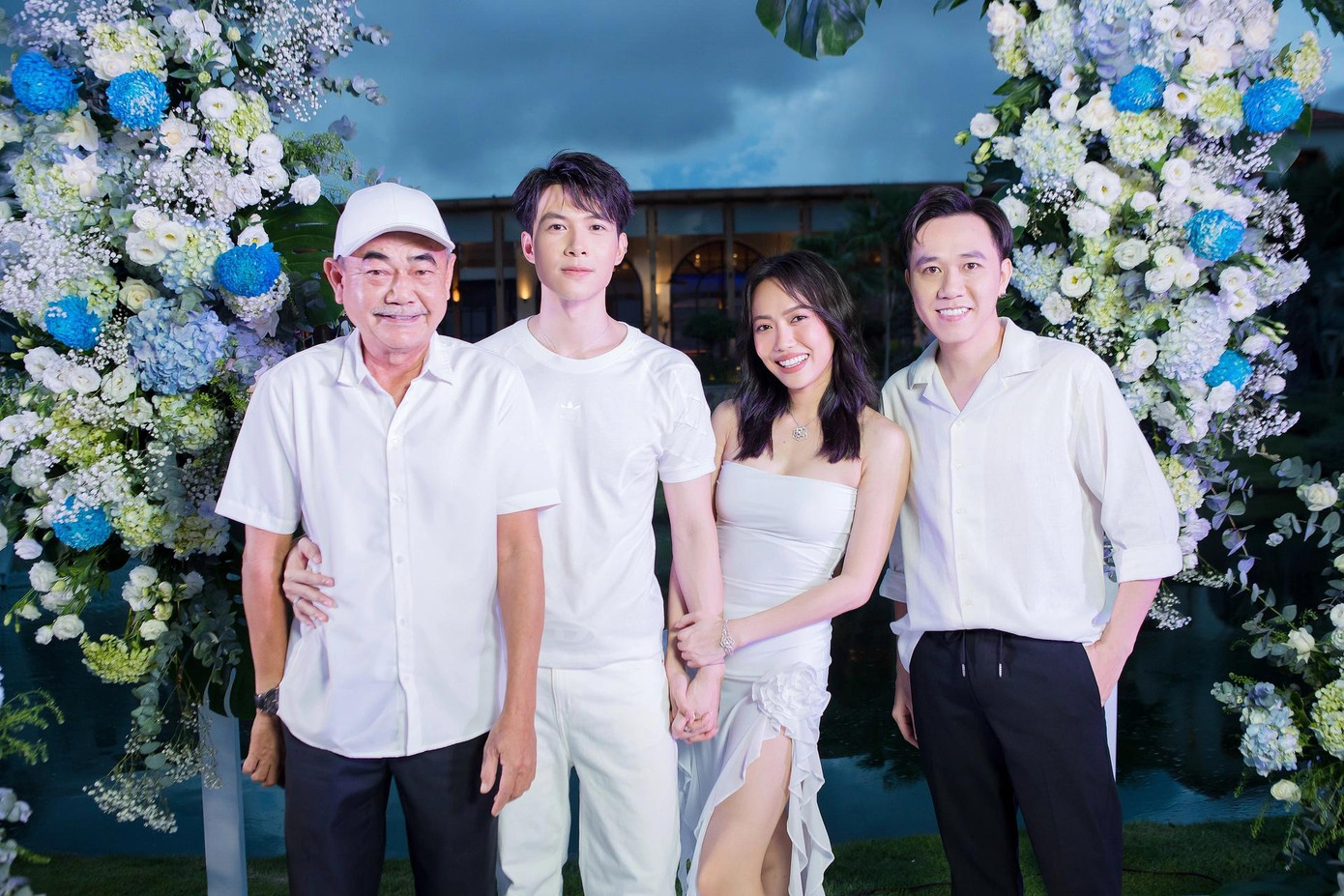 Khách mời dự tiệc đều mặc trang phục màu trắng, màu chủ đạo theo lựa chọn của cô dâu, chú rể. Phần cổng hoa trang trí ở đám cưới của Anh Tú, Diệu Nhi, được làm bằng 100% hoa tươi với màu chủ đạo xanh, trắng. Khách mời dự tiệc đều mặc trang phục màu trắng, màu chủ đạo theo lựa chọn của cô dâu, chú rể. Phần cổng hoa trang trí ở đám cưới của Anh Tú, Diệu Nhi, được làm bằng 100% hoa tươi với màu chủ đạo xanh, trắng.