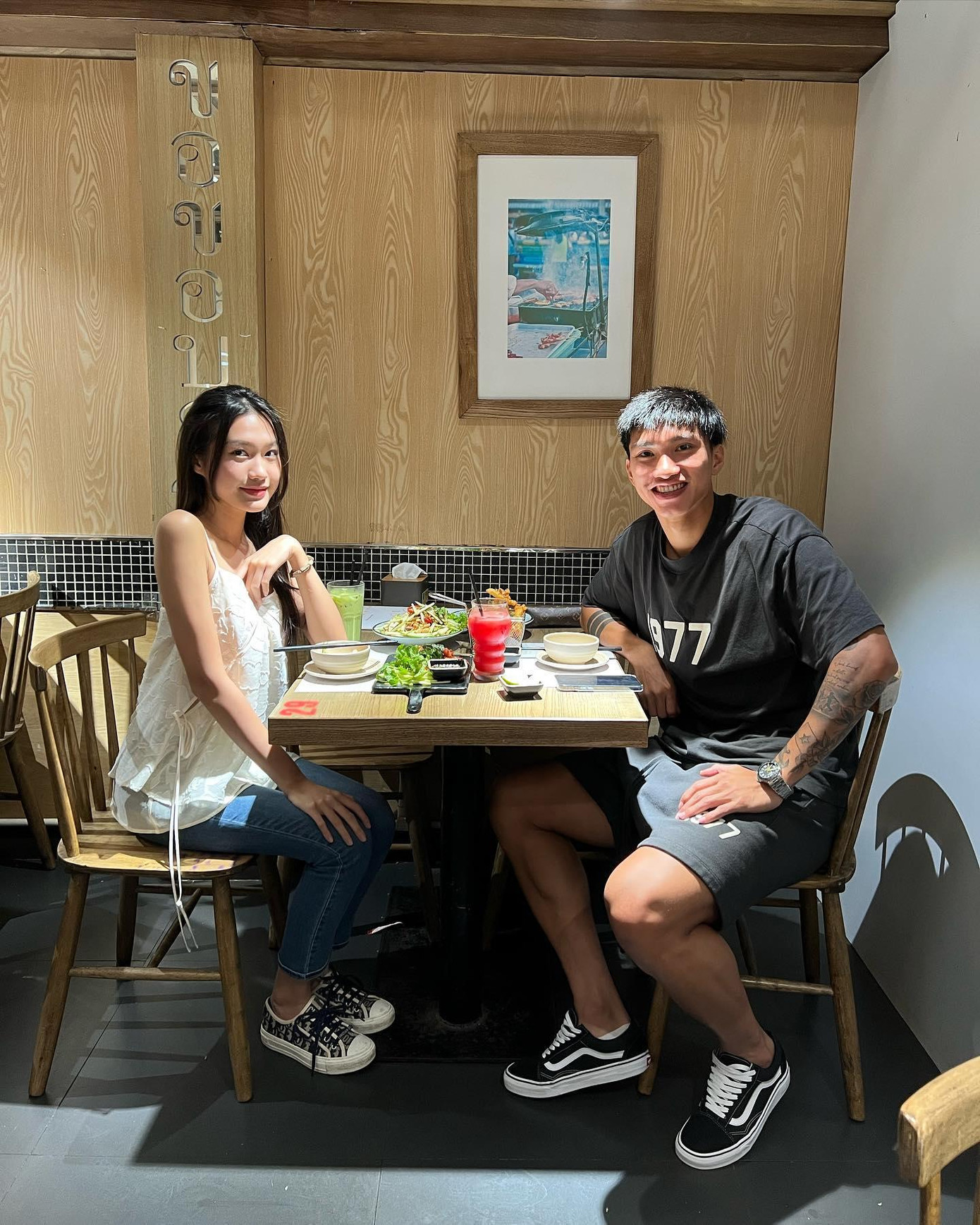 Chuyện tình cầu thủ, người đẹp top 10 Hoa hậu Việt Nam được khán giả nói vui là &quot;mẫu tình yêu&quot; trong mơ. Trước Văn Hậu, Hải My, trên thế giới có không ít những mối tình giữa cầu thủ nổi tiếng và các người đẹp là hoa hậu, á hậu như Mikel Arteta với Hoa hậu Tây Ban Nha 1999 Lorena Bernal, Cristiano Ronaldo từng hẹn hò Hoa hậu Tây Ban Nha 2014 Desiree Cordero Ferrer.