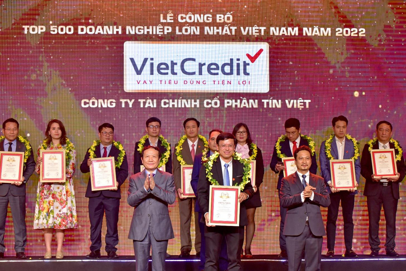 Đại diện VietCredit (hàng trên) nhận giải thưởng top 500 Doanh nghiệp lớn nhất Việt Nam 2022. Đại diện VietCredit (hàng trên) nhận giải thưởng top 500 Doanh nghiệp lớn nhất Việt Nam 2022.