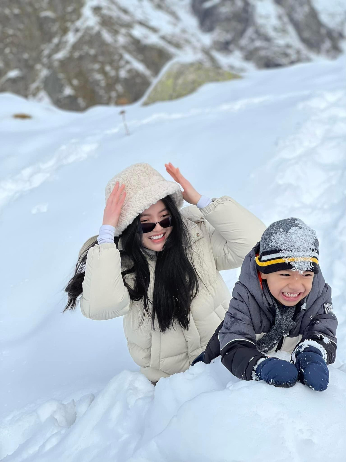 Quang Hải và Chu Thanh Huyền cùng đăng ảnh check-in ở núi Mont Blanc. Ảnh: FBNV. Quang Hải và Chu Thanh Huyền cùng đăng ảnh check-in ở núi Mont Blanc. Ảnh: FBNV.