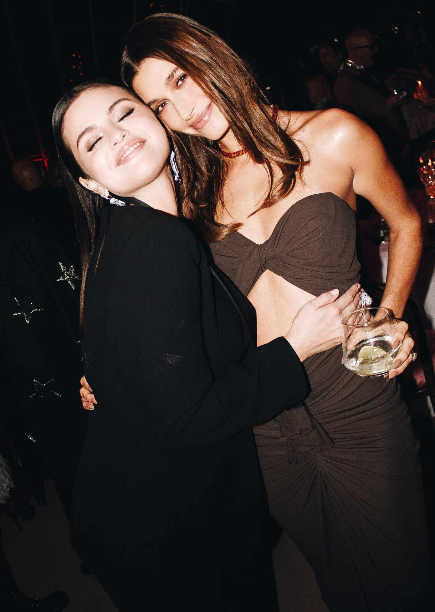 Selena Gomez nói rằng bức ảnh chụp chung giữa cô và Hailey Bieber là chuyện bình thường, không có gì đáng để bàn cãi. Ảnh: People. Selena Gomez nói rằng bức ảnh chụp chung giữa cô và Hailey Bieber là chuyện bình thường, không có gì đáng để bàn cãi. Ảnh: People.