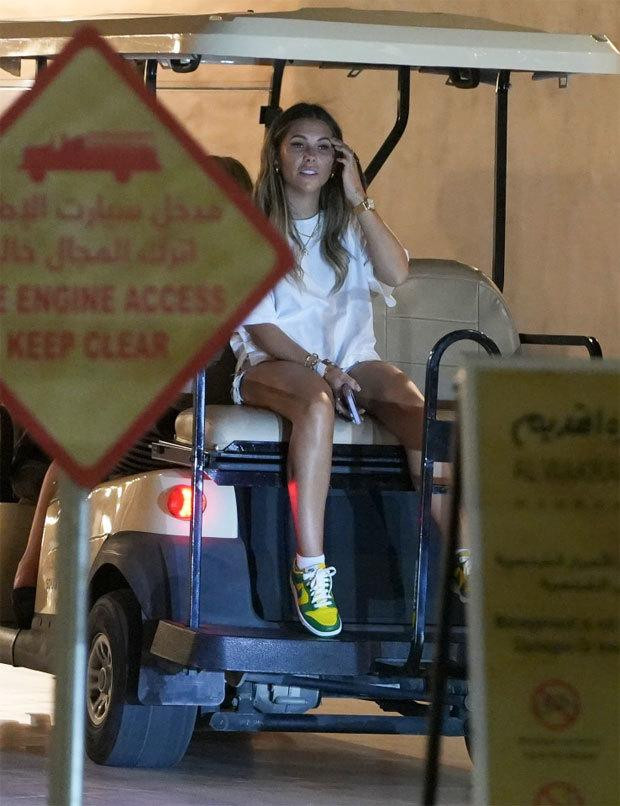 Sasha Attwood - bạn gái tiền vệ Jack Grealish - mặc trang phục giản dị khi đi mua sắm trên đường phố. Sasha Attwood - bạn gái tiền vệ Jack Grealish - mặc trang phục giản dị khi đi mua sắm trên đường phố.