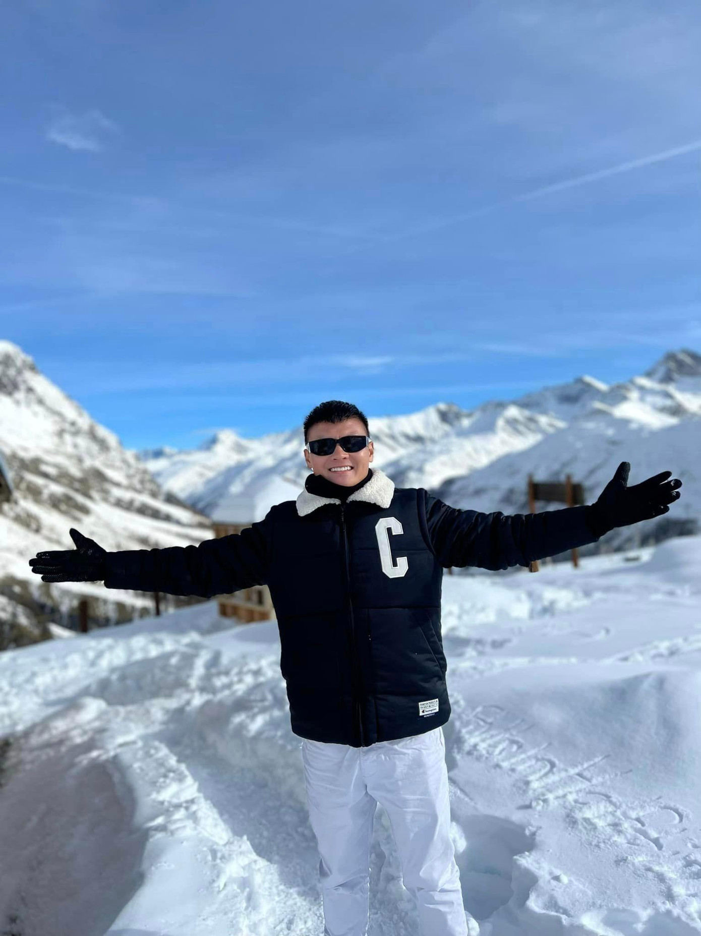 Quang Hải và Chu Thanh Huyền cùng đăng ảnh check-in ở núi Mont Blanc. Ảnh: FBNV. Quang Hải và Chu Thanh Huyền cùng đăng ảnh check-in ở núi Mont Blanc. Ảnh: FBNV.