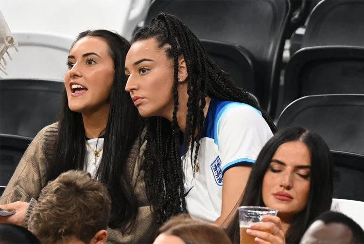 Bạn gái tiền đạo Marcus Rashford là một trong những người đẹp cổ vũ cuồng nhiệt người yêu trong trận đấu giữa Anh và Senegal.