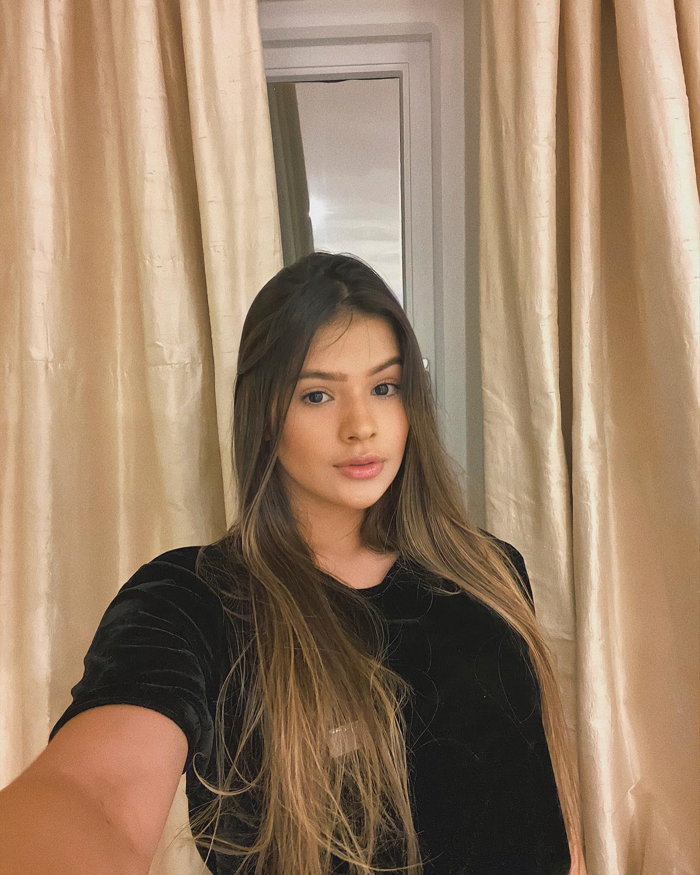 Raiane Lima sinh năm 2001, là một trong những bóng hồng trẻ tuổi nhất của làng WAGs thế giới. Cô có biệt danh là &quot;mỹ nhân tóc nâu&quot;. Lima sinh ra trong gia đình khá giả ở Brazil. Sau này, cô là người mẫu có tiếng. Tên tuổi của Lima được chú ý hơn sau khi cô trở thành bạn gái cầu thủ Gabriel Jesus. Trước đó, Lima bị đồn có thời gian qua lại với những quan chức cấp cao hơn cô nhiều tuổi. Tuy vậy, người đẹp phủ nhận thông tin.