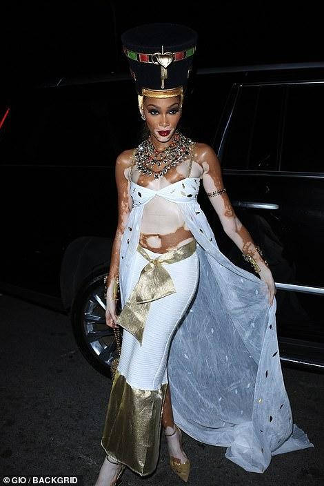 Winnie Harlow gây chú ý khi hóa thân thành Nữ hoàng Ai Cập. Ashley chọn bộ đồ ma mị màu đen với điểm nhấn là nội y đỏ. Cô cũng trang điểm phần màu mắt đỏ đậm để làm tăng phần ma quái cho tổng thể trang phục.