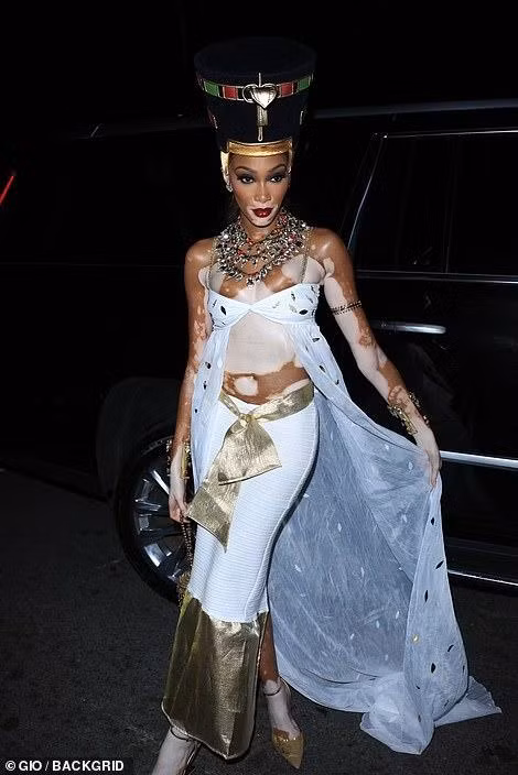 Winnie Harlow gây chú ý khi hóa thân thành Nữ hoàng Ai Cập. Ashley chọn bộ đồ ma mị màu đen với điểm nhấn là nội y đỏ. Cô cũng trang điểm phần màu mắt đỏ đậm để làm tăng phần ma quái cho tổng thể trang phục.