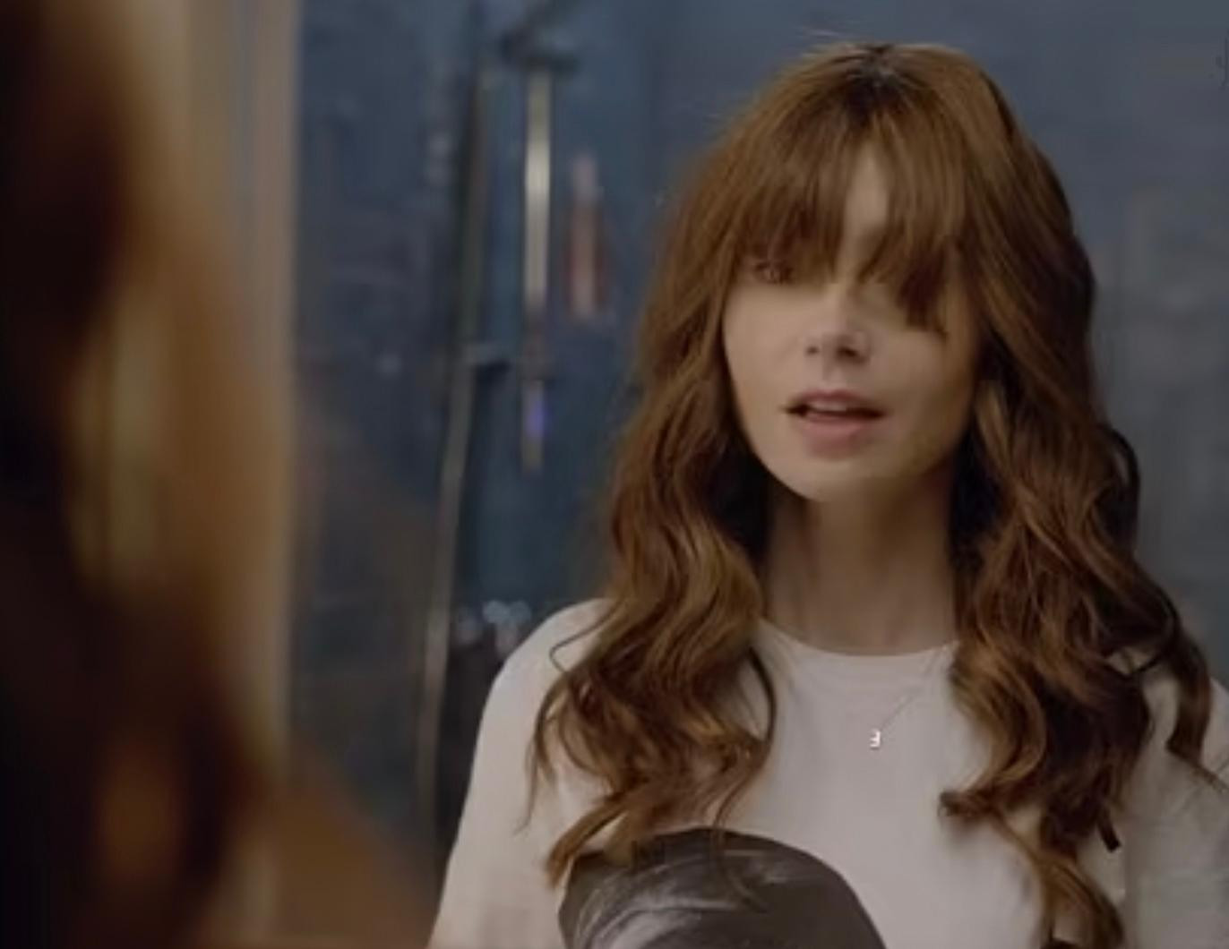 Emily Cooper (Lily Collins thủ vai) tự tay cắt tóc mình trong phần ba Emily in Paris. Ảnh: Daily Mail.