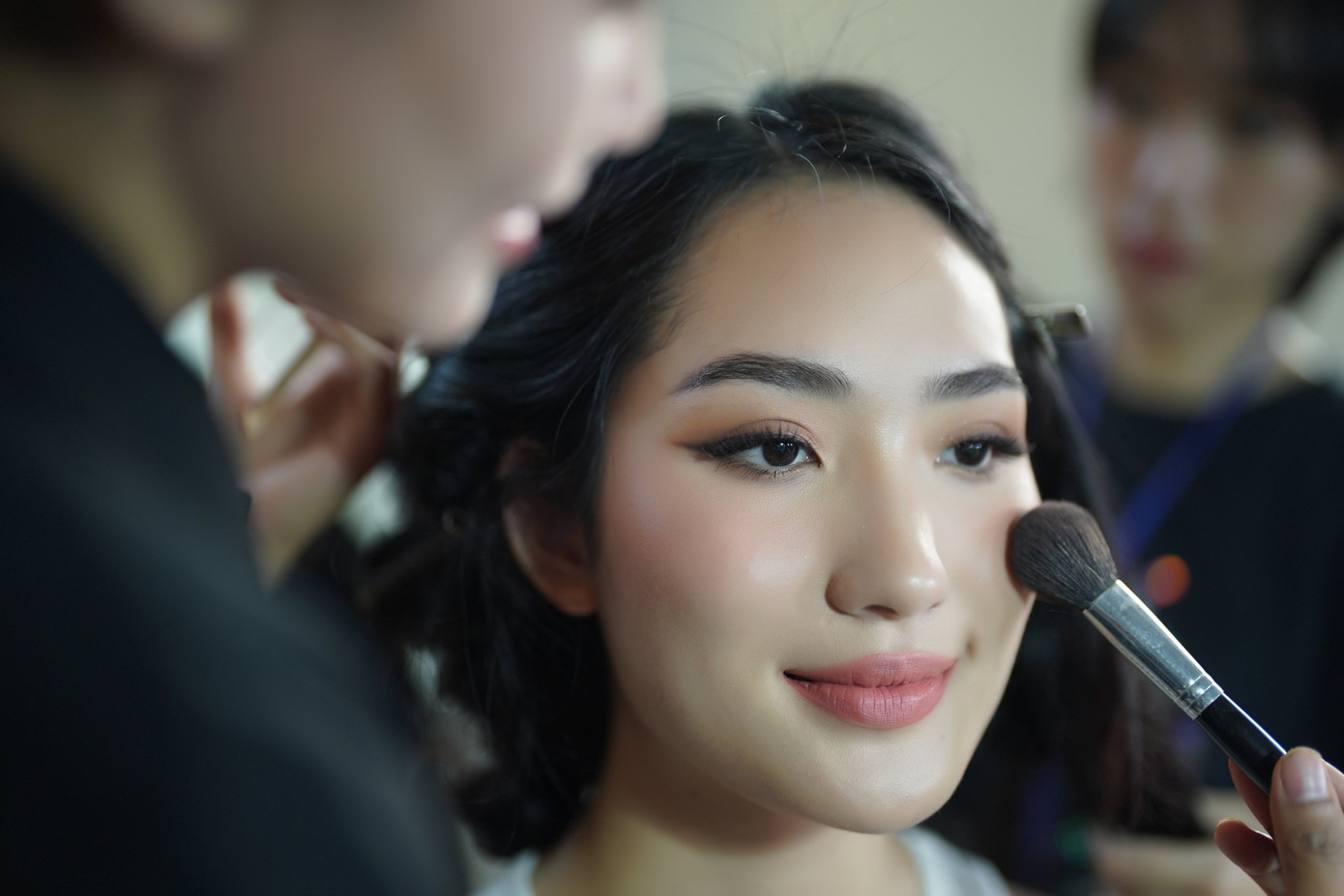 Trước khi bước vào phòng trang điểm, Nhật Quỳnh gặp gia đình ở cổng Nhà thi đấu Phú Thọ. Trong 35 thí sinh bước vào chung kết, Nhật Quỳnh được đánh giá là thí sinh có vóc dáng cân đối, chiều cao nổi bật 1,76 m.