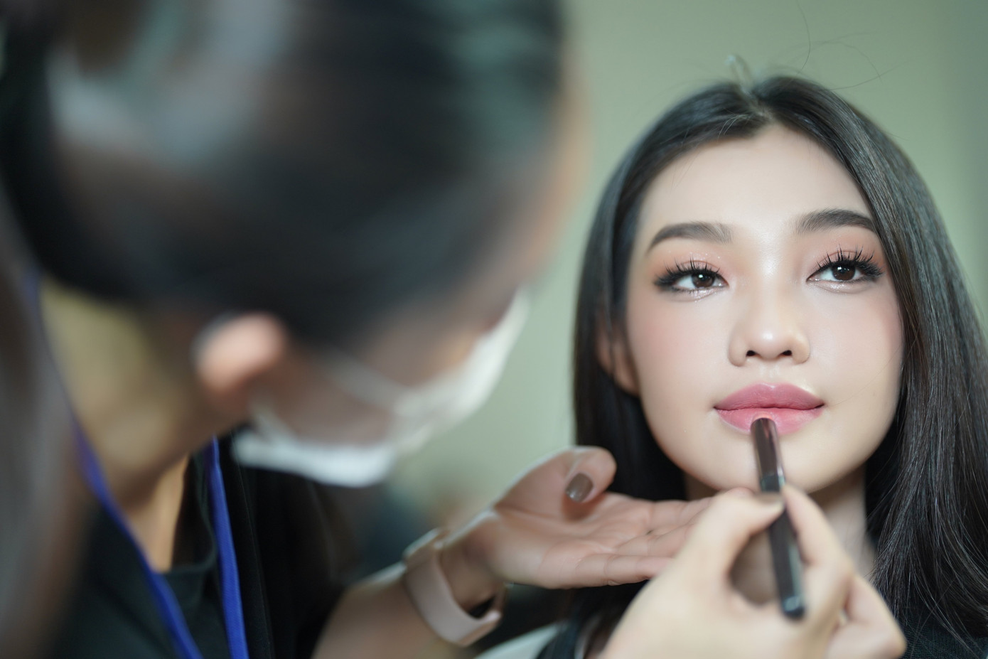 Trần Thị Bé Quyên - thí sinh đến từ Bến Tre - thuộc top những cô gái có chiều cao nổi trội. Khác với đa phần thí sinh khác, Bé Quyên không có gia đình tới cổ vũ. Cô cho biết vì vị trí địa lý, cô nói bố mẹ hãy theo dõi và động viên cô qua màn hình tivi.