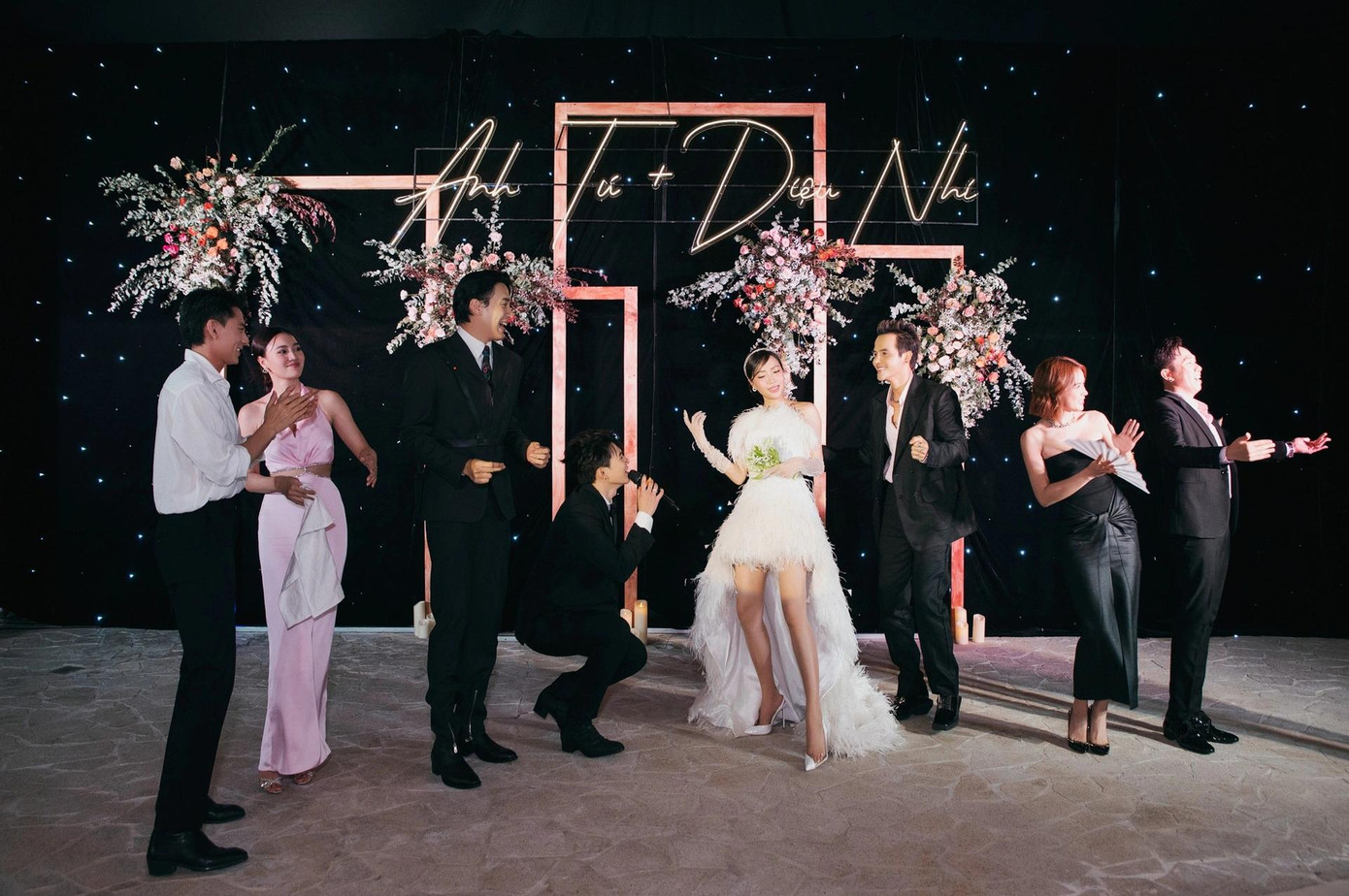 Vào ngày trọng đại, Anh Tú đã nhiều lần rơi nước mắt. Nam ca sĩ nói: "Anh cố gắng không khóc vì sợ mắt nhòe đi, nhìn Nhi không rõ. Anh đã chờ ngày này rất lâu rồi. Nói là may mắn cũng đúng nhưng 7 năm qua, cả hai cố gắng rất nhiều. Cả hai cùng nhau phấn đấu để tạo nên một tương lai tốt hơn sau này".