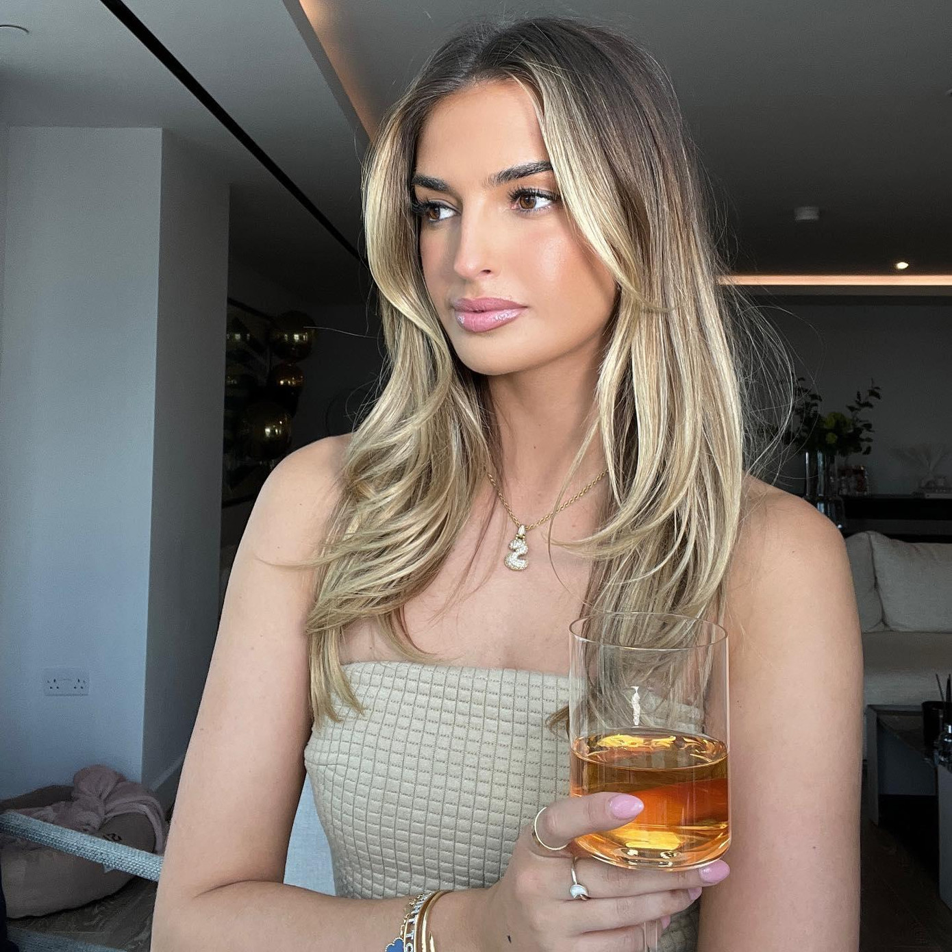 Sasha Attwood là người mẫu nổi tiếng, gương mặt đại diện cho nhiều nhãn hàng sắc đẹp ở Anh. Ngoài ra, chuyện tình của cô và Jack Grealish cũng là chủ đề được truyền thông thế giới săn đón.