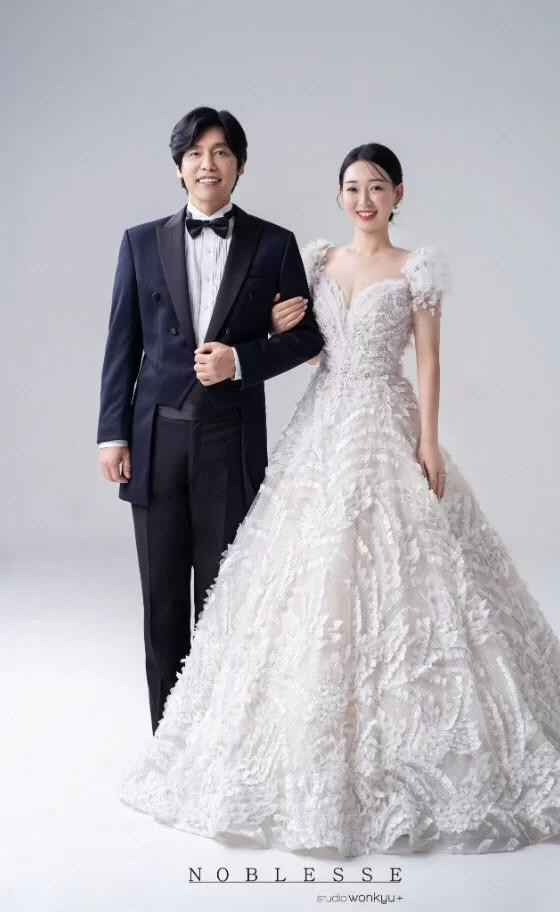 Choi Seong Guk sinh năm 1970, là nam diễn viên quen mặt của xứ kim chi. Anh từng góp mặt trong nhiều phim điện ảnh và truyền hình đắt khách như Playful Kiss, The Ulala Couple, Endless Love, Tình dục là chuyện nhỏ, Sát thủ lãng mạn.