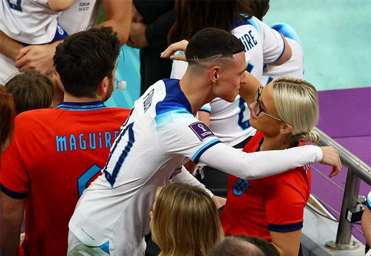 Tất cả tuyển thủ Anh đều muốn tận hưởng khoảnh khắc hạnh phúc của họ bên nửa kia. Phil Forden và bạn gái lâu năm của anh là Rebecca Cooke trao nhau những cái nhìn đắm đuối. Hiện tại, Phil Forden đã là bố hai con.