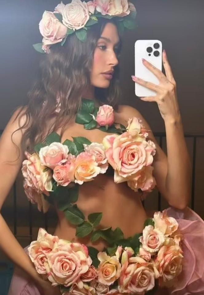 Năm nay, Hailey Bieber có màn hóa thân nữ tính. Hailey đã mặc trang phục đính hoa hồng giống bộ đồ của Laetitia Casta trong buổi trình diễn thời trang Yves Saint Laurent SS99 vào năm 1999.