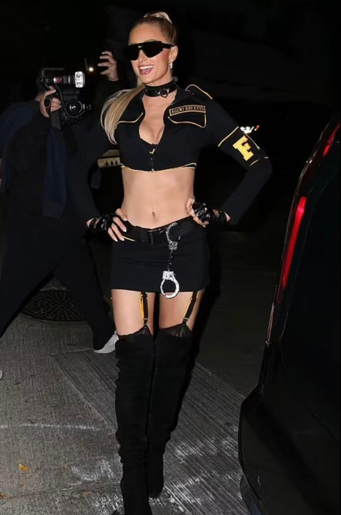 Paris Hilton gây ấn tượng với màn hóa trang thành đặc vụ FBI. Bộ đồ của Paris Hilton giúp cô dễ dàng trong việc di chuyển và vẫn khoe được vòng hai quyến rũ.