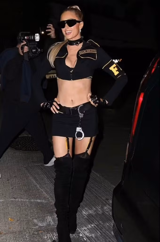Paris Hilton gây ấn tượng với màn hóa trang thành đặc vụ FBI. Bộ đồ của Paris Hilton giúp cô dễ dàng trong việc di chuyển và vẫn khoe được vòng hai quyến rũ.
