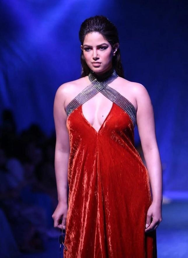 Harnaaz Sandhu phát tướng sau thời gian đăng quang Hoa hậu Hoàn vũ 2021.