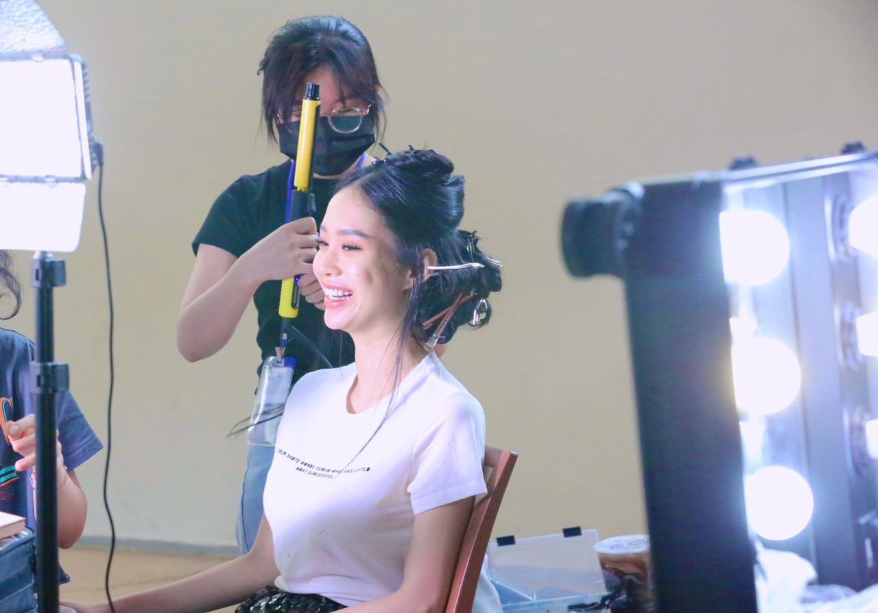 Đỗ Trần Ngọc Thảo thể hiện rõ sự tươi tỉnh trong những phút trước giờ G. Cô cùng 34 cô gái còn lại đều giữ tâm trạng thoải mái để có thể thể hiện các phần thi tốt nhất.