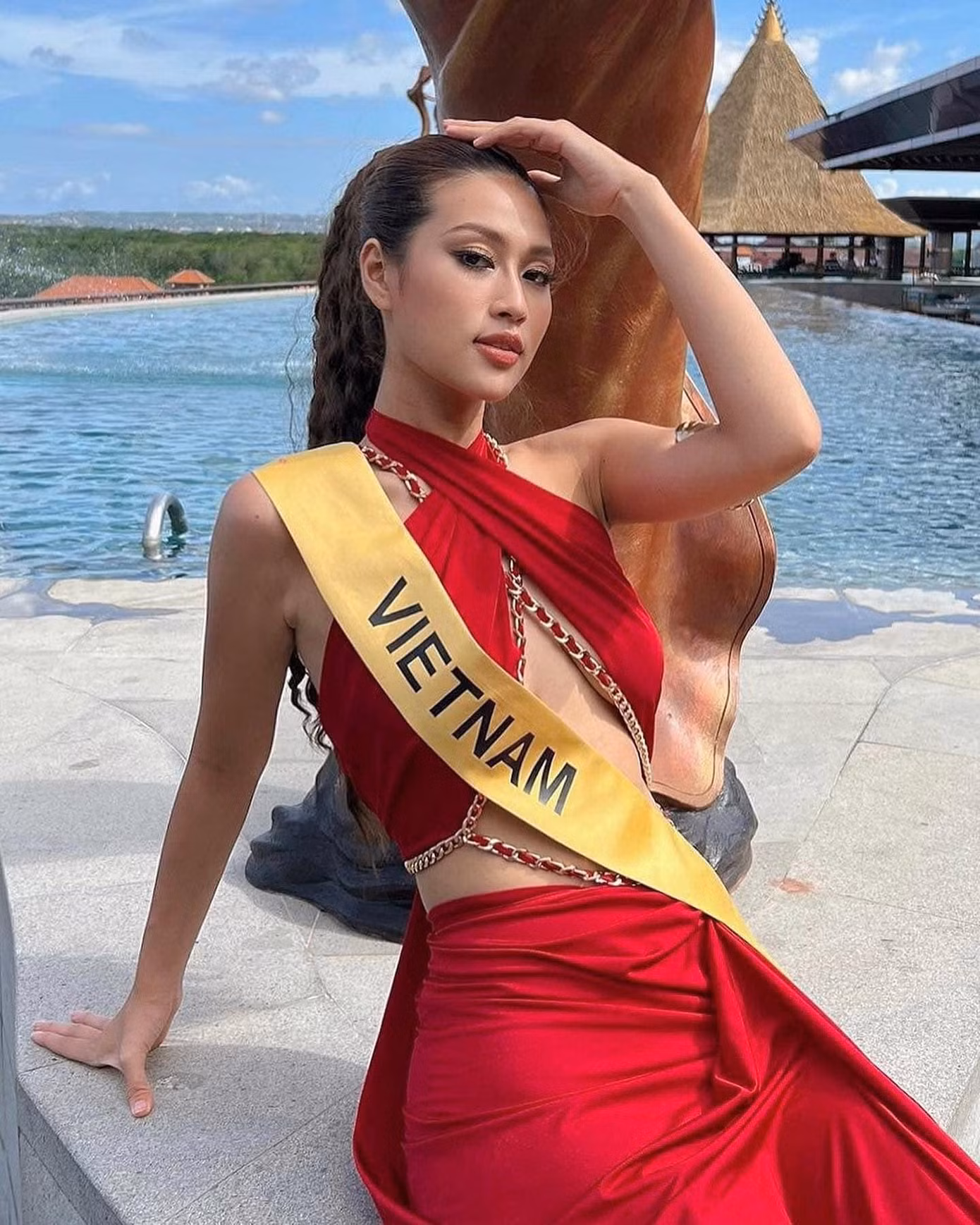 Ở hành trình Hoa hậu Hòa bình Quốc tế năm nay, đa phần trang phục mà Đoàn Thiên Ân lựa chọn đều có điểm nhấn vào vòng 2 - thế mạnh ngoại hình của cô. Trước đó, người đẹp Long An diện chiếc váy đỏ với phần cổ vắt chéo để lộ vòng 2 quyến rũ.