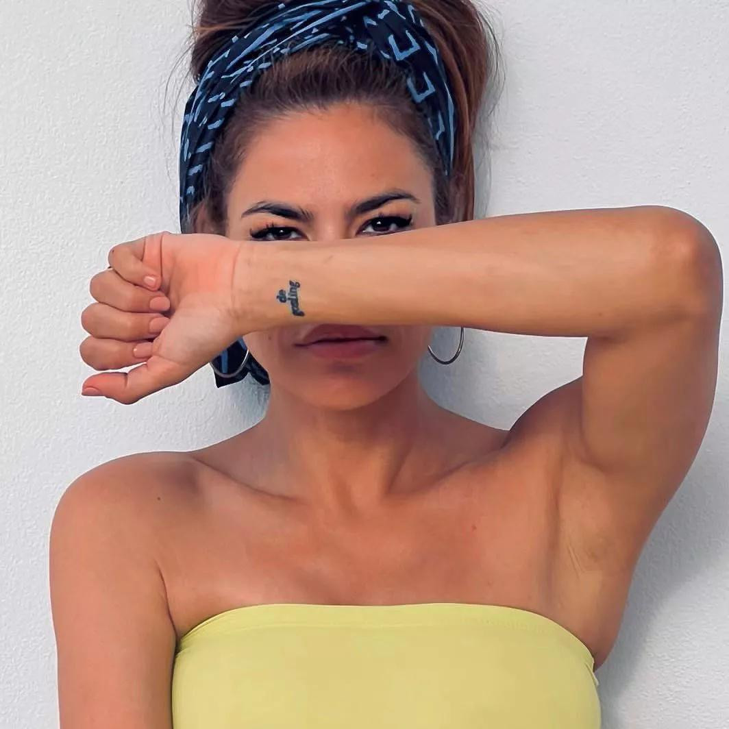 Eva Mendes khoe hình xăm có chữ "de Gosling". Ảnh: People. Eva Mendes khoe hình xăm có chữ "de Gosling". Ảnh: People.