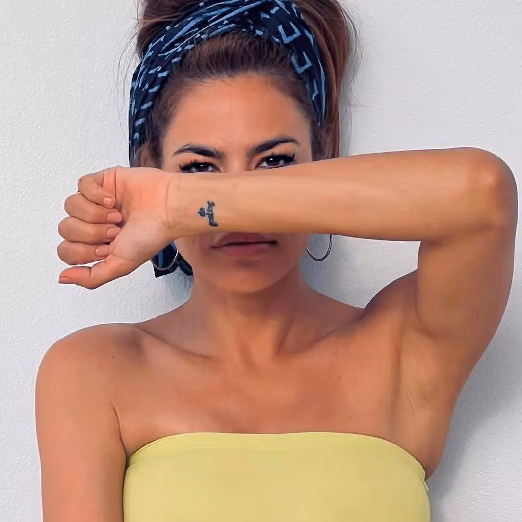 Eva Mendes khoe hình xăm có chữ "de Gosling". Ảnh: People.