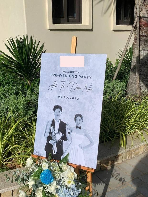 Hiện tại, công đoạn chuẩn bị tiệc cưới của Anh Tú, Diệu Nhi đã hoàn tất. Ngày trọng đại của cặp sao được trang trí bởi nhiều hoa tươi với tông màu chính là xanh, trắng.