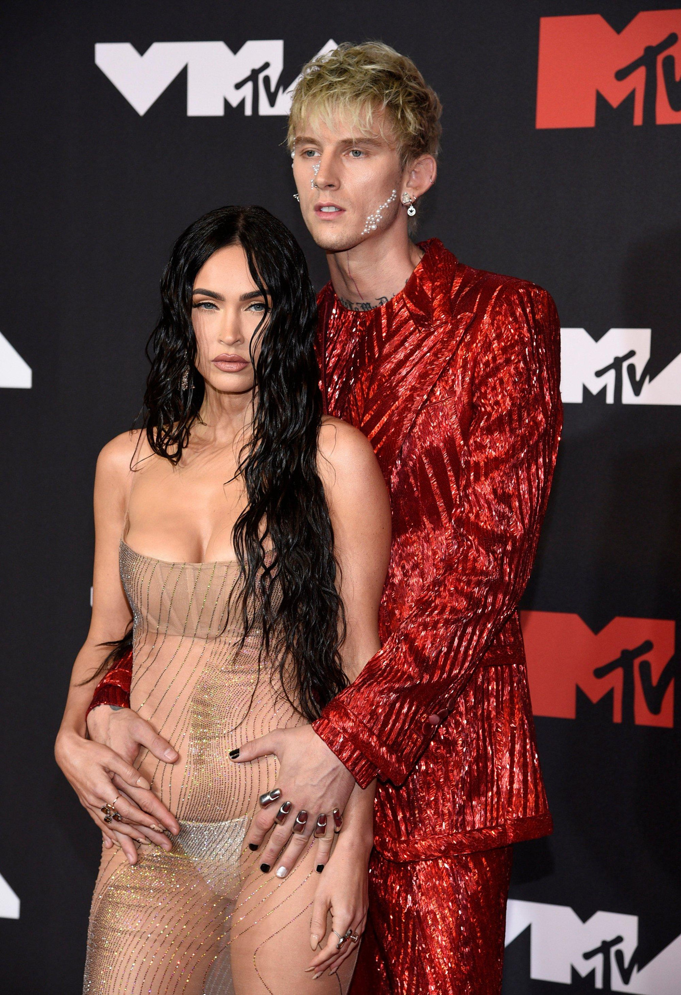 Tại lễ trao giải MTV Video Music Awards 2021, Fox mặc váy gần như xuyên thấu của Mugler kết hợp đồ nội y màu nude, ẩn đằng sau chiếc váy xuyên thấu. Kelly phối bộ đồ màu đỏ của Dolce &amp; Gabbana và đeo đồ trang sức của Chris Habana.