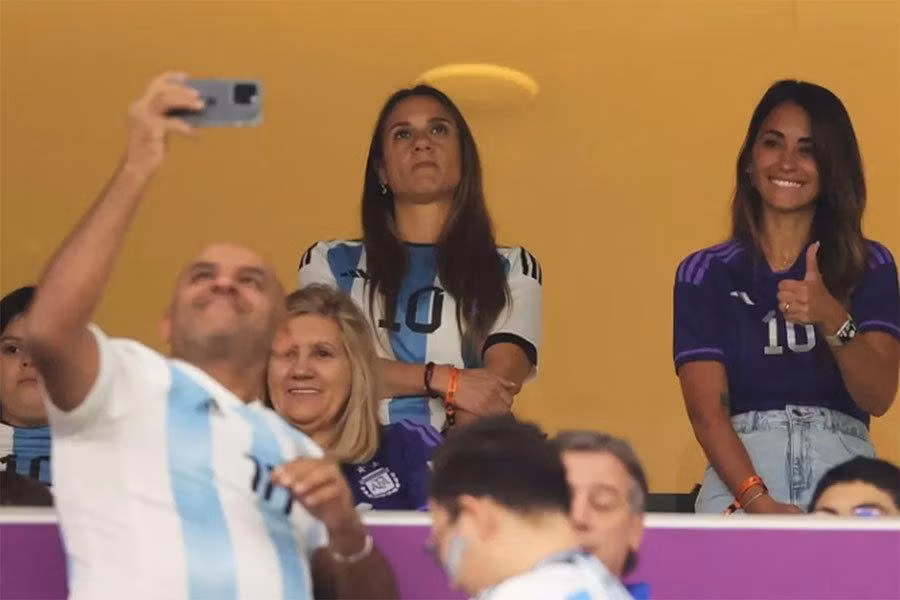 Trong suốt trận đấu, vợ Leo Messi thường xuyên nhìn về ống kính và nở nụ cười tươi. Suốt 90 phút, Argentina có phần lớn thời gian làm chủ thế trận. Trong suốt trận đấu, vợ Leo Messi thường xuyên nhìn về ống kính và nở nụ cười tươi. Suốt 90 phút, Argentina có phần lớn thời gian làm chủ thế trận.