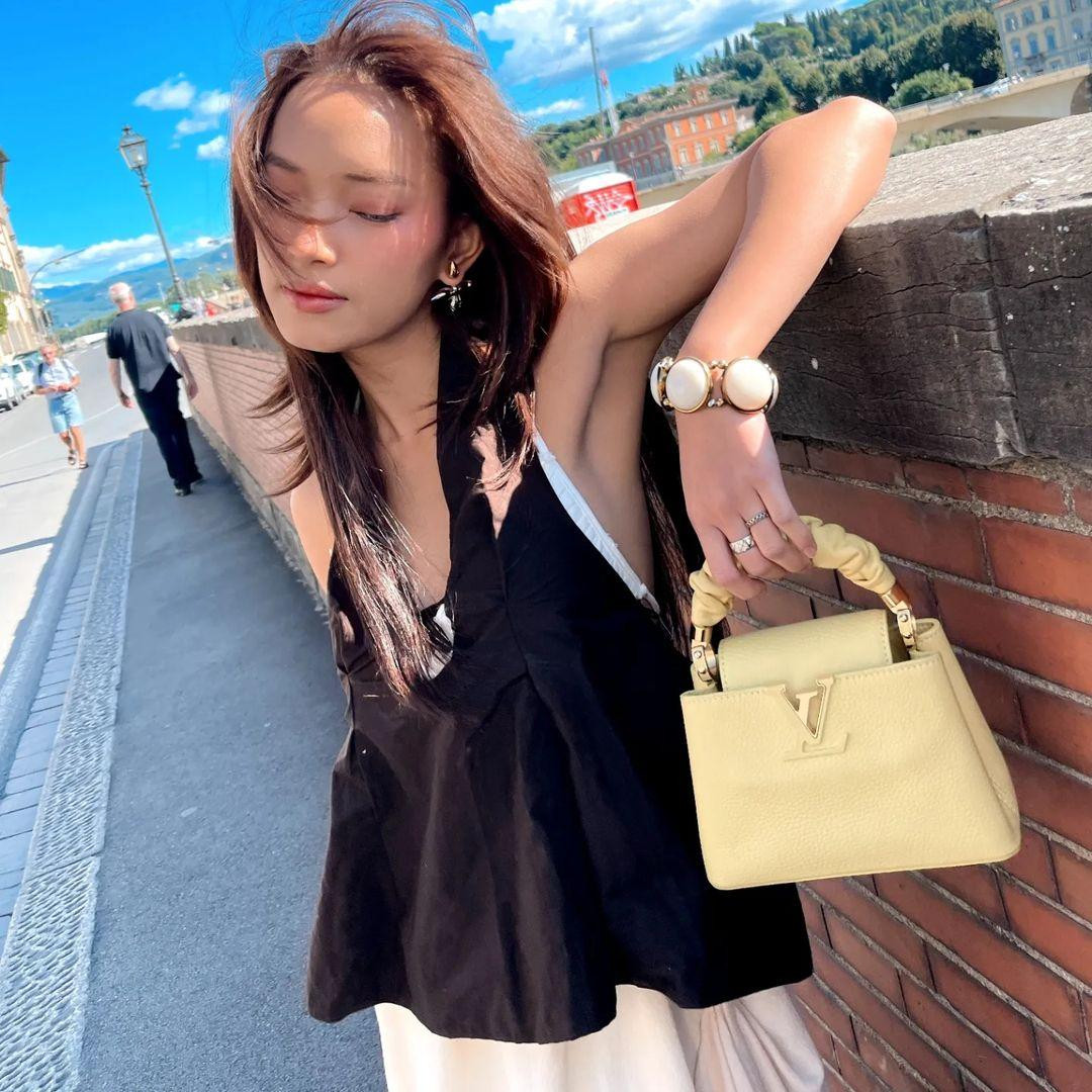 Tuần lễ thời trang Paris chính thức kết thúc với loạt show diễn của các thương hiệu đình đám như Chanel, Miu Miu và Louis Vuitton. Châu Bùi cho biết cô sớm trở về nhà. Hiện tại, người mẫu sinh năm 1997 cảm thấy nhớ nhà, nhớ Việt Nam và các món ăn quen thuộc.