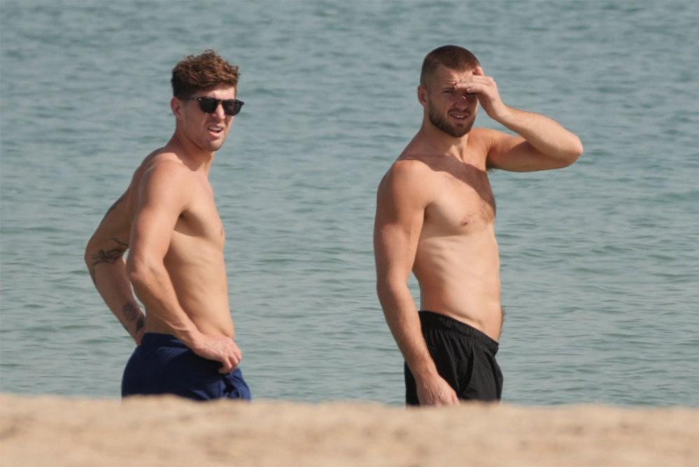 Ngày 29/11, The Sun đăng tải bộ ảnh ghi lại khoảnh khắc giải trí của dàn cầu thủ Anh và bạn gái. Trong thời gian chờ đợi tới trận đấu cuối cùng của vòng bảng gặp xứ Wales vào rạng sáng 30/11, nhiều cầu thủ đội tuyển Anh tận dụng thời gian rảnh để nghỉ ngơi. Điển hình là John Stones (trái) và Eric Dier cùng nhau đi biển. Ngày 29/11, The Sun đăng tải bộ ảnh ghi lại khoảnh khắc giải trí của dàn cầu thủ Anh và bạn gái. Trong thời gian chờ đợi tới trận đấu cuối cùng của vòng bảng gặp xứ Wales vào rạng sáng 30/11, nhiều cầu thủ đội tuyển Anh tận dụng thời gian rảnh để nghỉ ngơi. Điển hình là John Stones (trái) và Eric Dier cùng nhau đi biển.