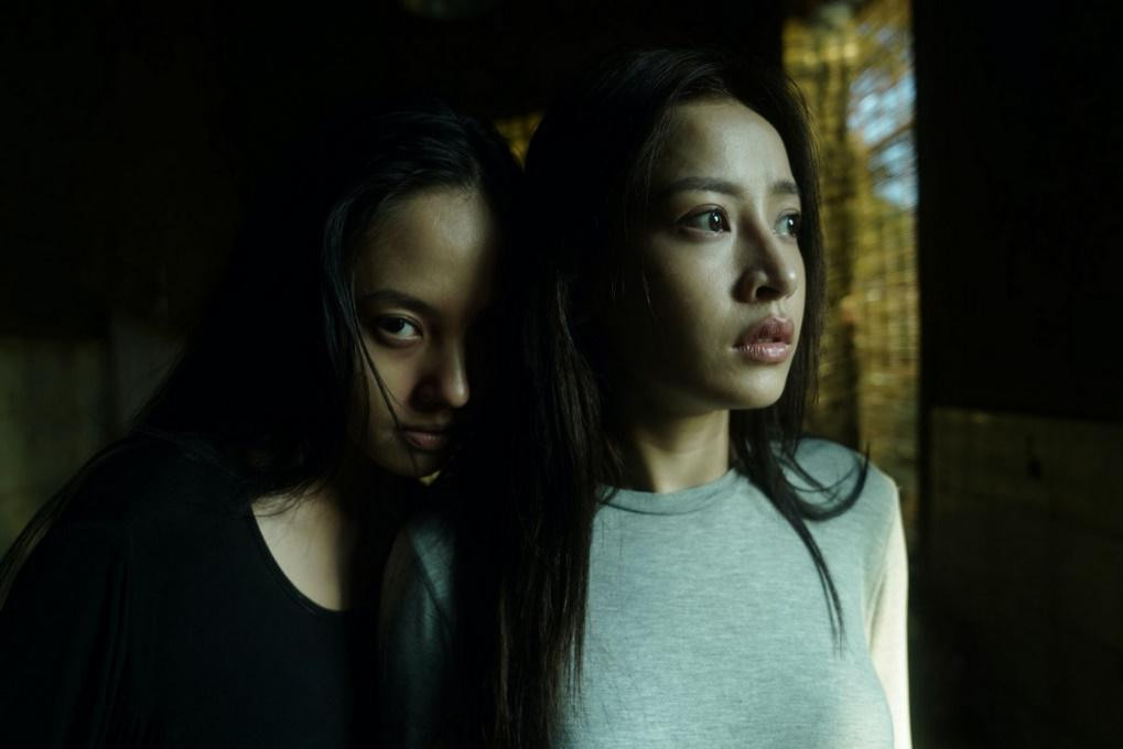 Giống phần đầu, kịch bản khai thác mối quan hệ giữa hai người bạn là Linh (Chi Pu) và Hằng (Rima Thanh Vy).